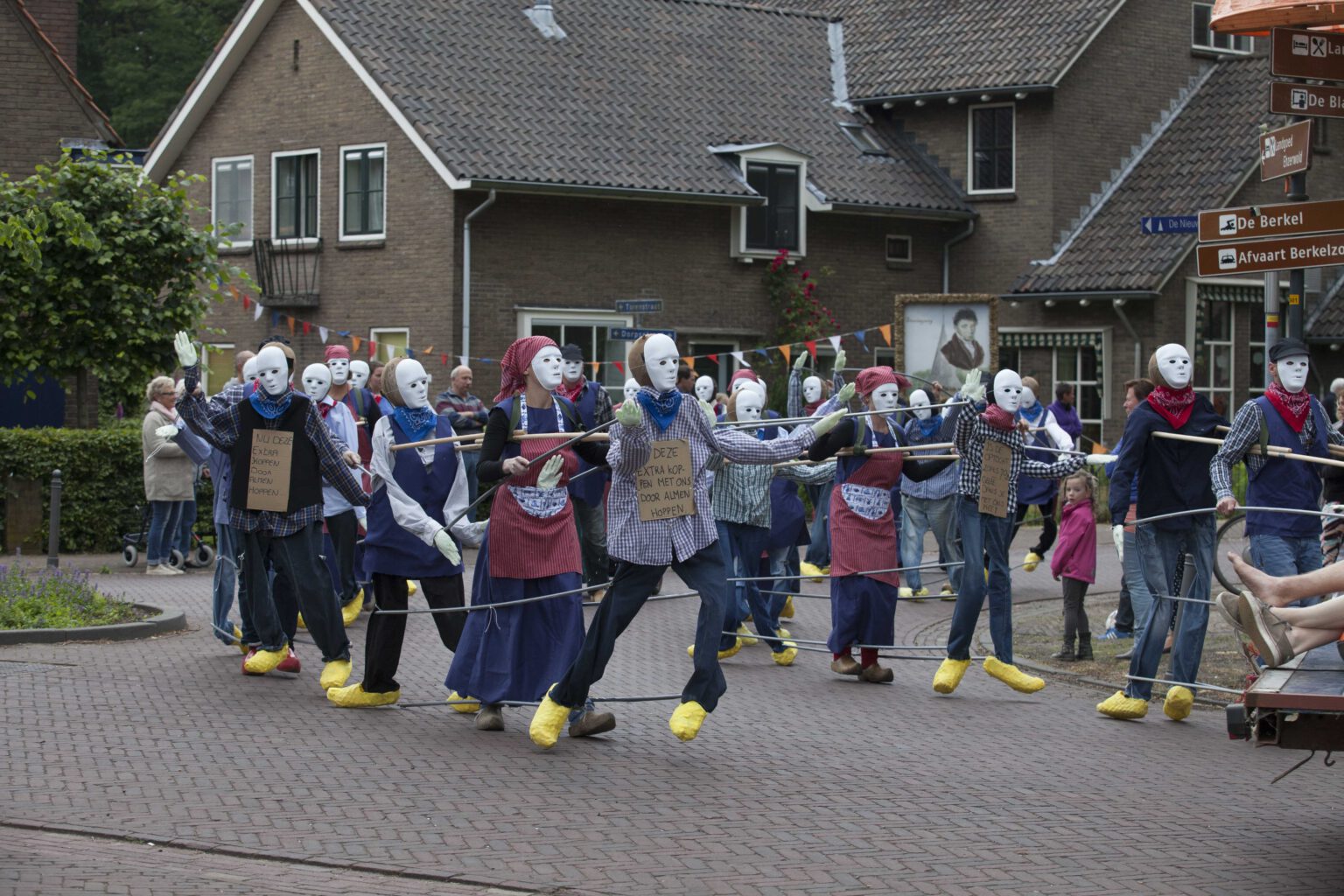 Een groep deelnemers aan de optocht in het centrum van Almen