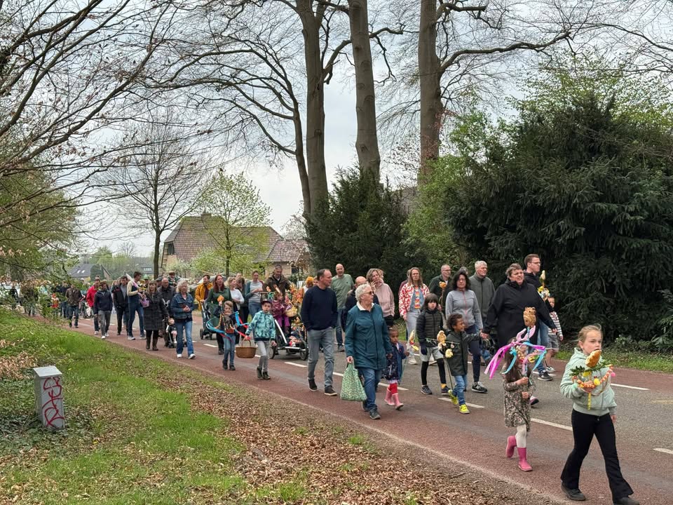 Palmpaasoptocht Almen