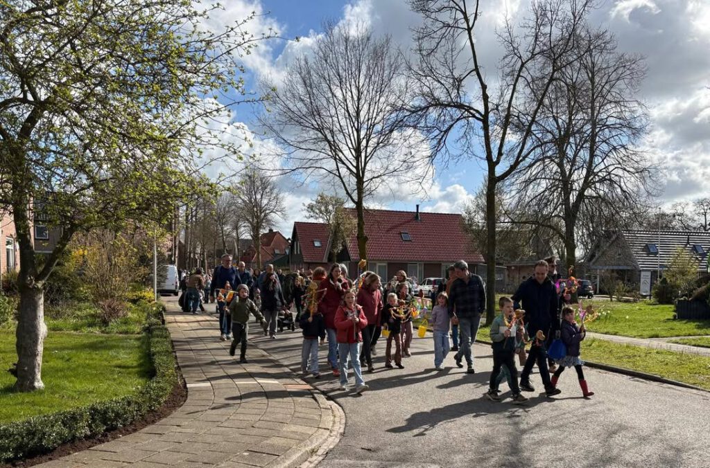 We kunnen terugkijken op een geslaagde Palmpaasoptocht. Een vrolijke optocht met veel kind…