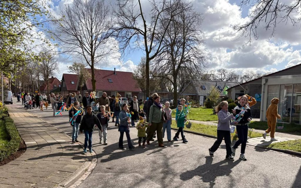 We kunnen terugkijken op een geslaagde Palmpaasoptocht. Een vrolijke optocht met veel kind…