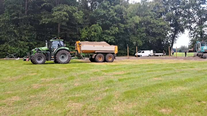 De aanleg van een beachvolleybalveld.... Hiervoor is 120 m3 zand nodig. En dat komt en nie…