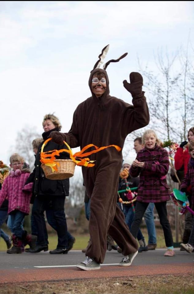 De paashaas bij de Palmpaasoptocht in Almen