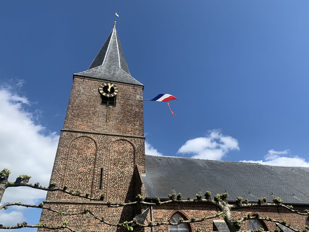 De kerk in Almen met de Nederlandse vlag