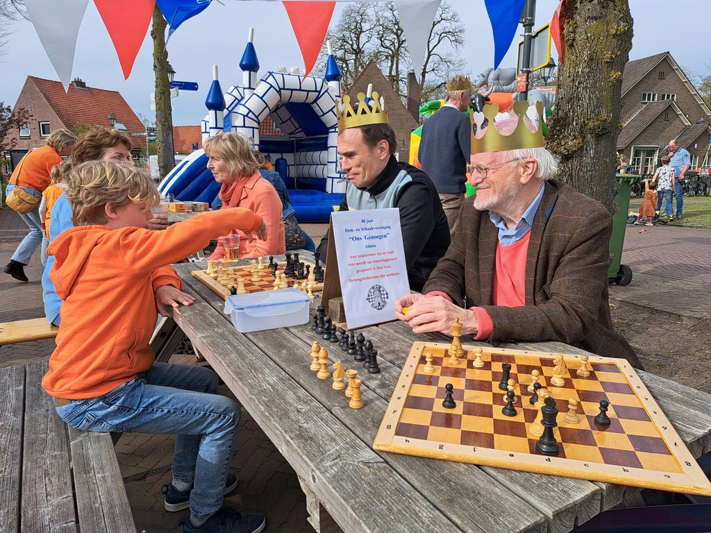 Schaken op het Dorpsplein tijdens Koningsdag
