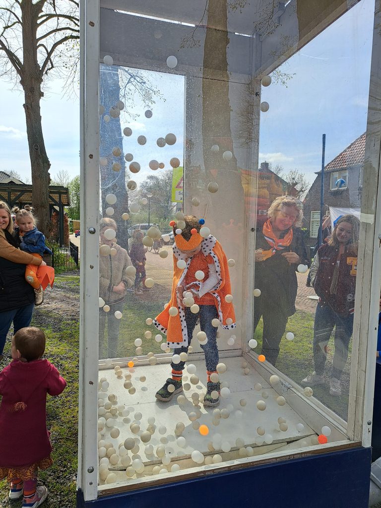 Een spel met balletjes tijdens Koningsdag